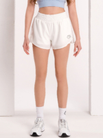 Бели спортни шорти с долен клин и два странични джоба.
