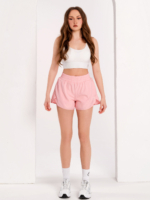 Ефектни розови спортни шорти с долен клин и два странични джоба.