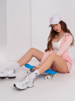 Модерни къси спортни шорти с долен клин и джобове в розово.