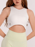 Top alb cu căptușeală detașabilă.