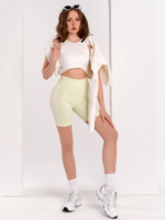 Top sport alb, mulat, cu căptușeală și spate decupat.