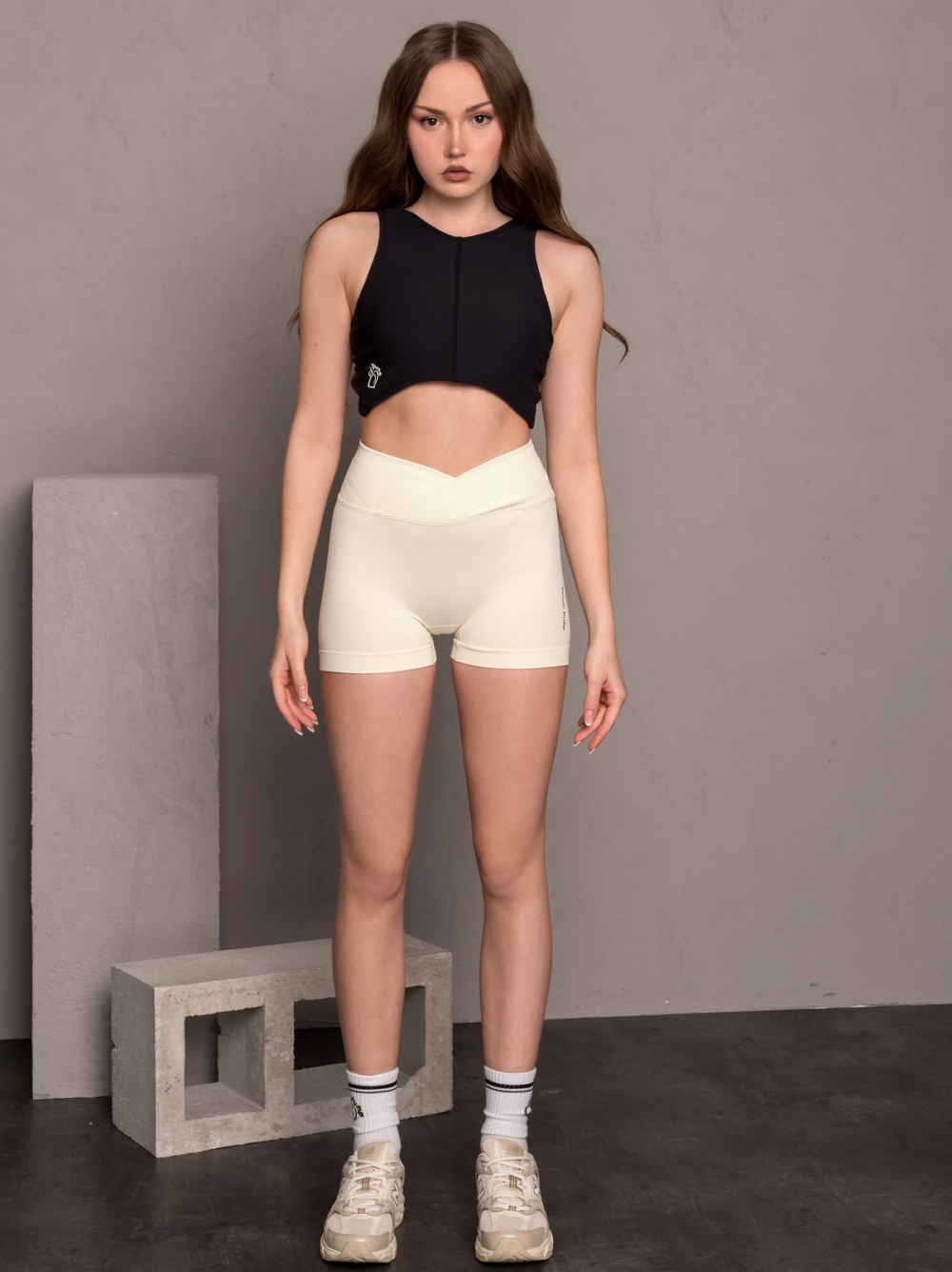 Sportowy czarny podkoszulek z wkładkami.