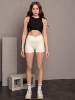 Sportowy czarny podkoszulek z wkładkami.