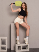 Nowoczesny czarny podkoszulek z prążkowanego materiału z wkładkami.