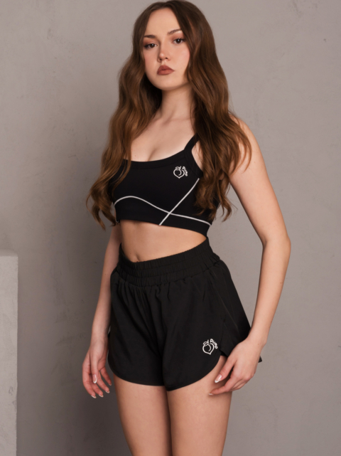 Дамски черни спортни шорти с клин и два странични джоба