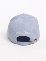 Modro-šedý šiltovka a vyšitým logom Peach Pump v zadnej časti