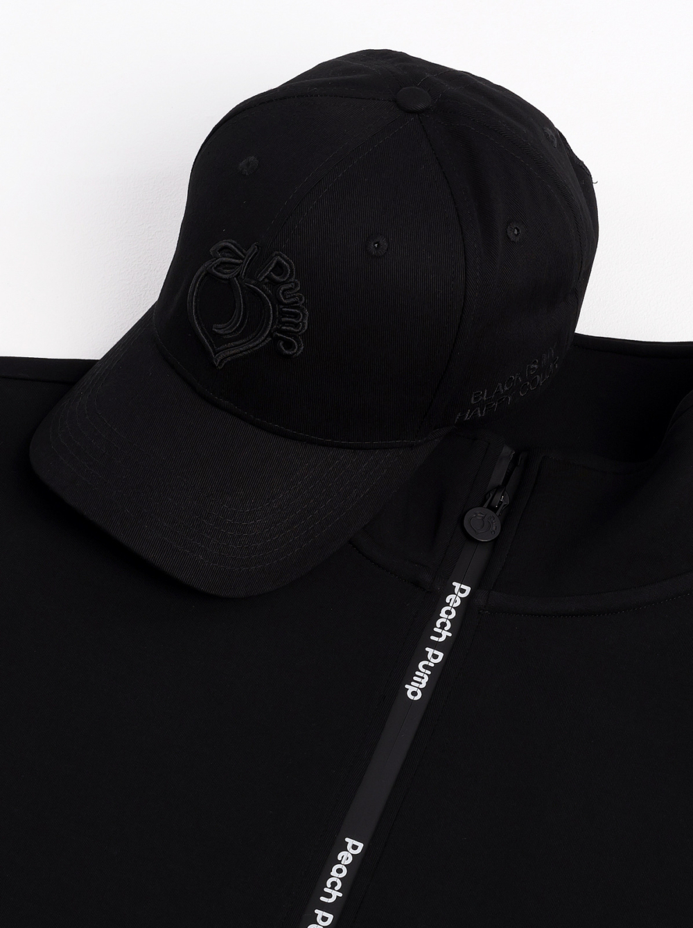 Černá čepice s kšiltem a černým vyšitým logem vpředu
