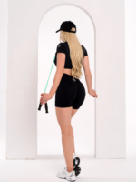 Czarna bluza sportowa obcisła z białym logo