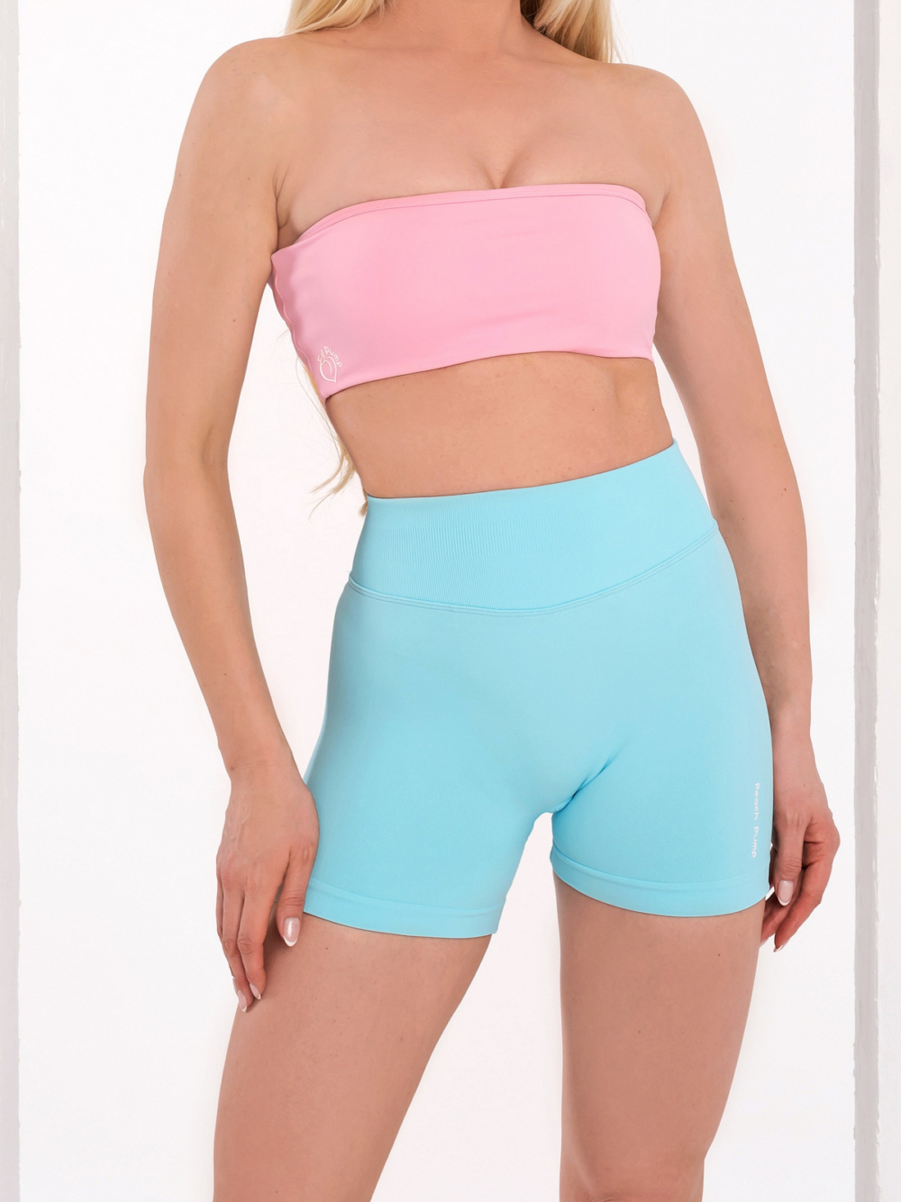 Krótkie, jasnoniebieskie damskie legginsy sportowe ze średnim stanem