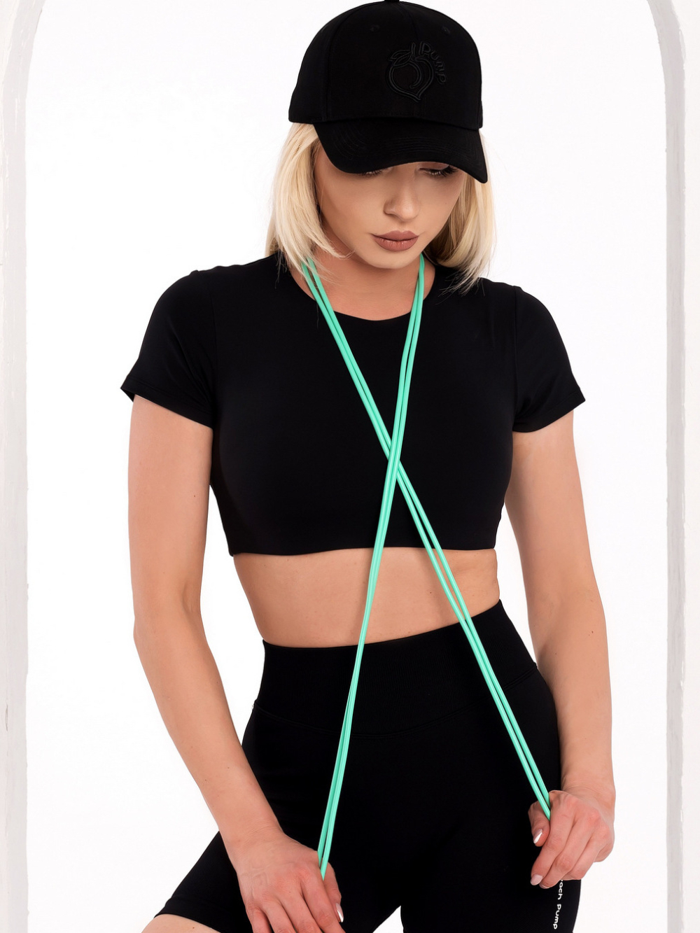 Czarny krótki sportowy t-shirt dopasowany do ciała z gumką w dolnej części.