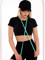 Czarny krótki sportowy t-shirt dopasowany do ciała z gumką w dolnej części.