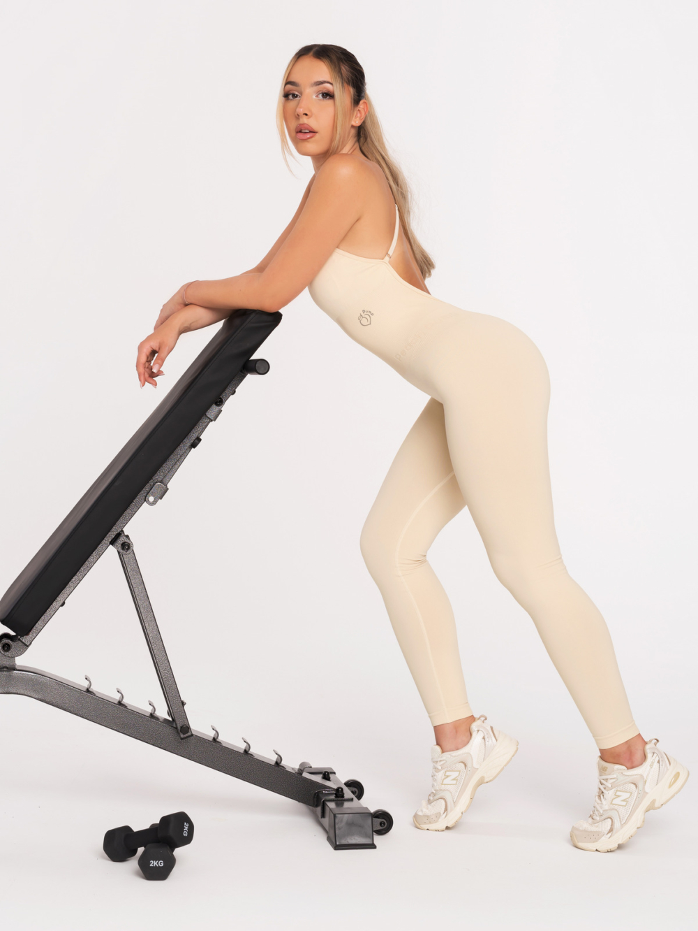 Bézs, hosszú, varrásmentes sport overál szivacsbetétekkel és keresztezett hátmegoldással