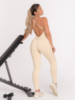 Varrásmentes, bézs, testhezálló sport overál keresztezett hátmegoldással