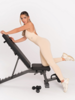 Varrásmentes, hosszú, testhezálló sport overál keresztezett hátmegoldással, bézs színben