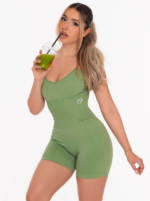 Zelená krátka kombinéza priľahlá po tele s vypchávkami, ktorá sa dá odstrániť