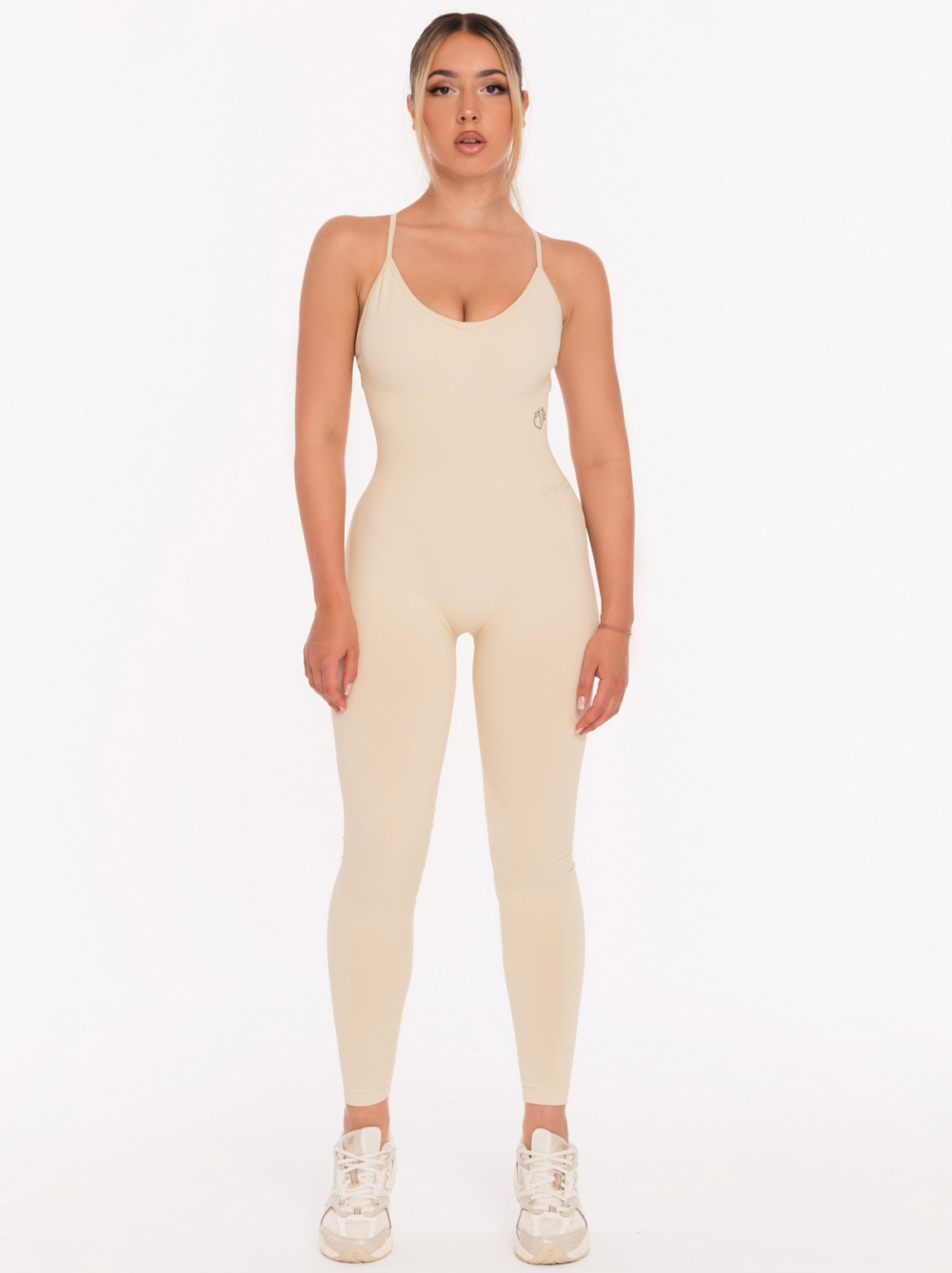 Női sport overál bézs színben, szivacsbetétekkel, varrásmentes anyagból.