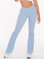 Jasnoniebieskie damskie legginsy sportowe typu dzwony z talią V