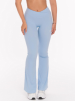 Jasnoniebieskie, sportowe legginsy typu dzwony z talią w kształcie litery V, która podkreśla i modeluje sylwetkę.