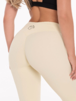 Nowoczesne legginsy sportowe typu dzwony w kolorze beżowym, wydłużające sylwetkę