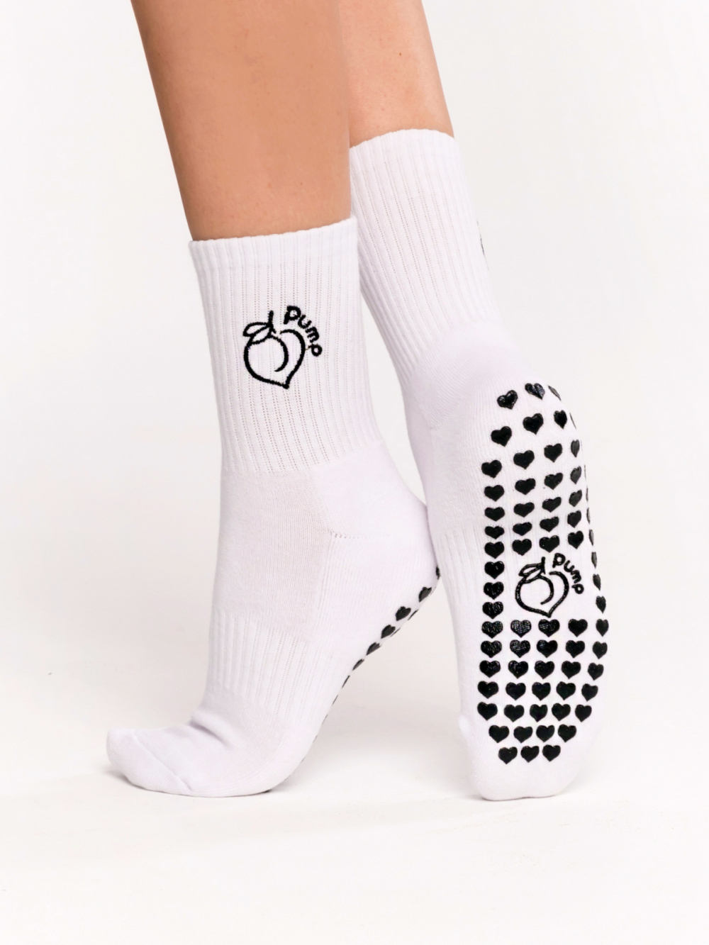 Antypoślizgowe białe skarpetki z czarnym haftem i serduszkami