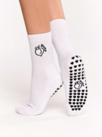 Antypoślizgowe białe skarpetki z czarnym haftem i serduszkami