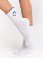 Biele športové ponožky s modrou výšivkou Peach Pump a modrým vlnitým lemom