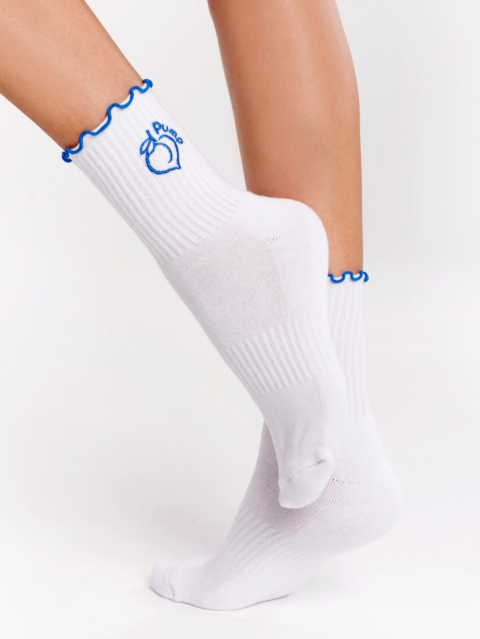 Бели спортни чорапи със синя бродерия Peach Pump и син къдрав кант