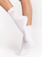 Șosete sport albe Peach Pump cu broderie roz și margine cu volane roz