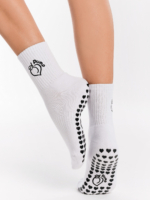 Białe skarpety sportowe z czarną antypoślizgowym wykończeniem i haftem na kostce