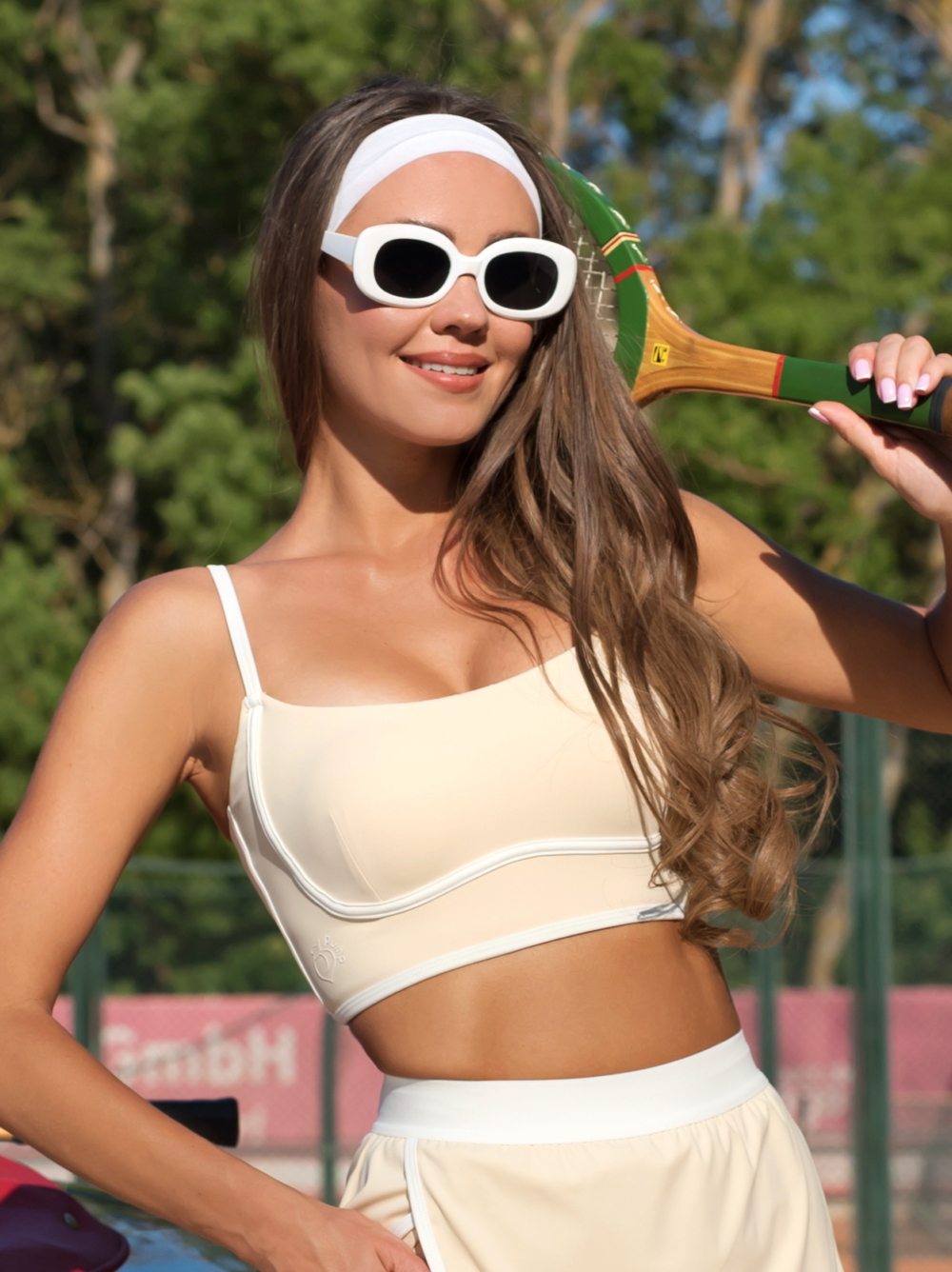 Bež sportski grudnjak s bijelim obrubom ispod poprsja