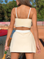 Set sport bej cu fustă cu curea albă și inscripția Peach Pump și bustieră cu bretele reglabile