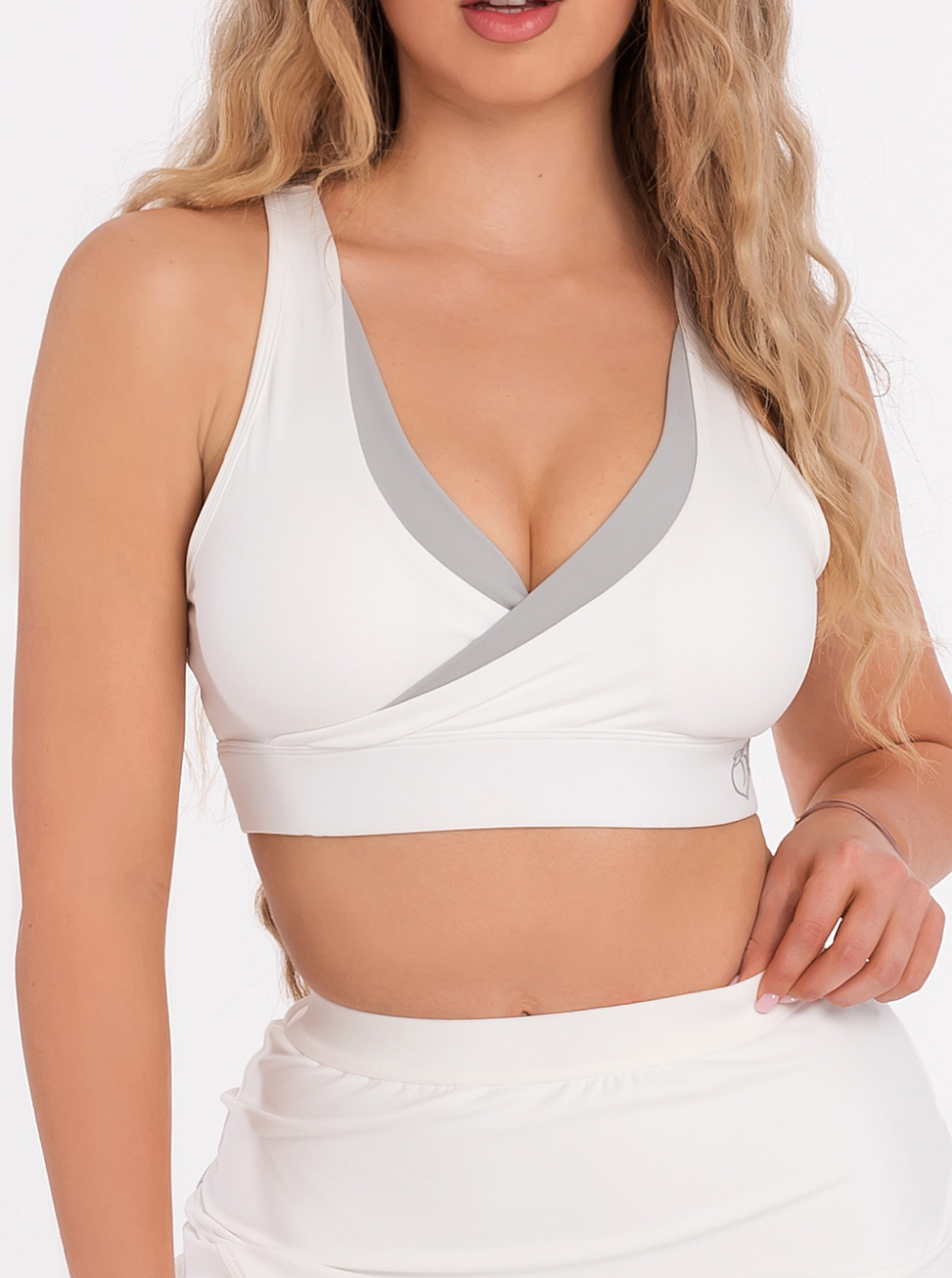 Fehér sportmelltartó szürke szegéllyel és kivehető betétekkel.