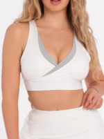 Fehér sportmelltartó szürke szegéllyel és kivehető betétekkel.