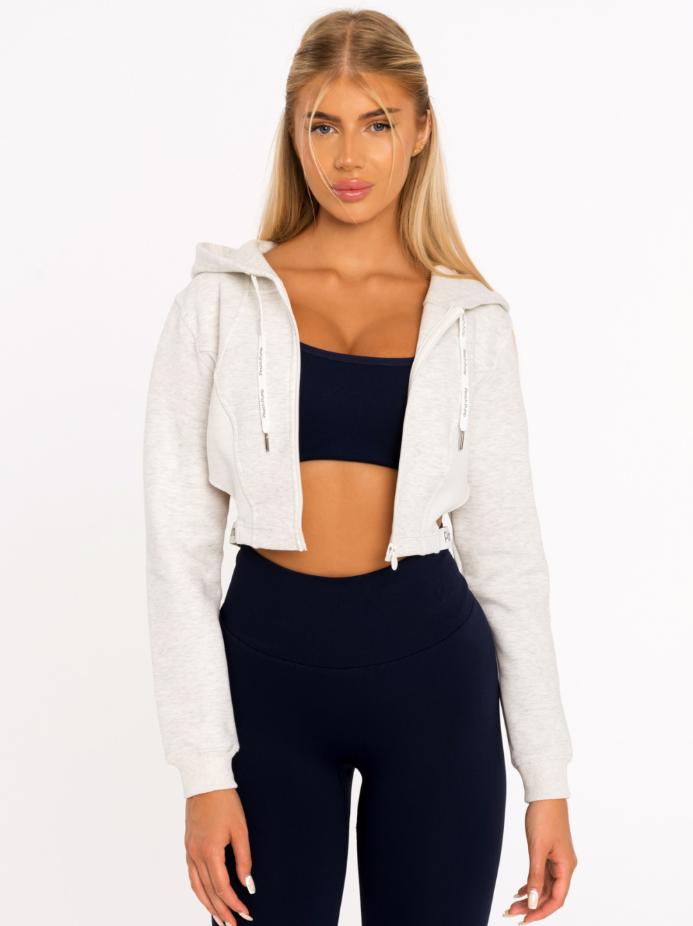 Hanorac scurt gri cu glugă și fermoar, cu talie care subțiează vizual