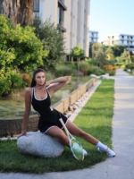 Czarna sukienka sportowa z białą lamówką i legginsami