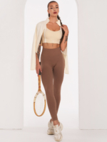 Bež sportski grudnjak s natpisom Peach Pump po cijeloj dužini