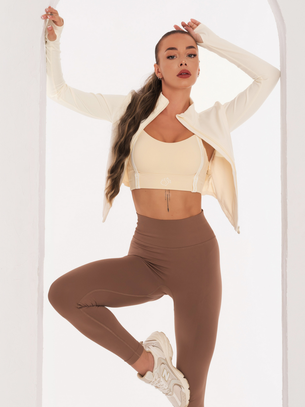 Moderni bež sportski grudnjak s natpisima Peach Pump u bež boji