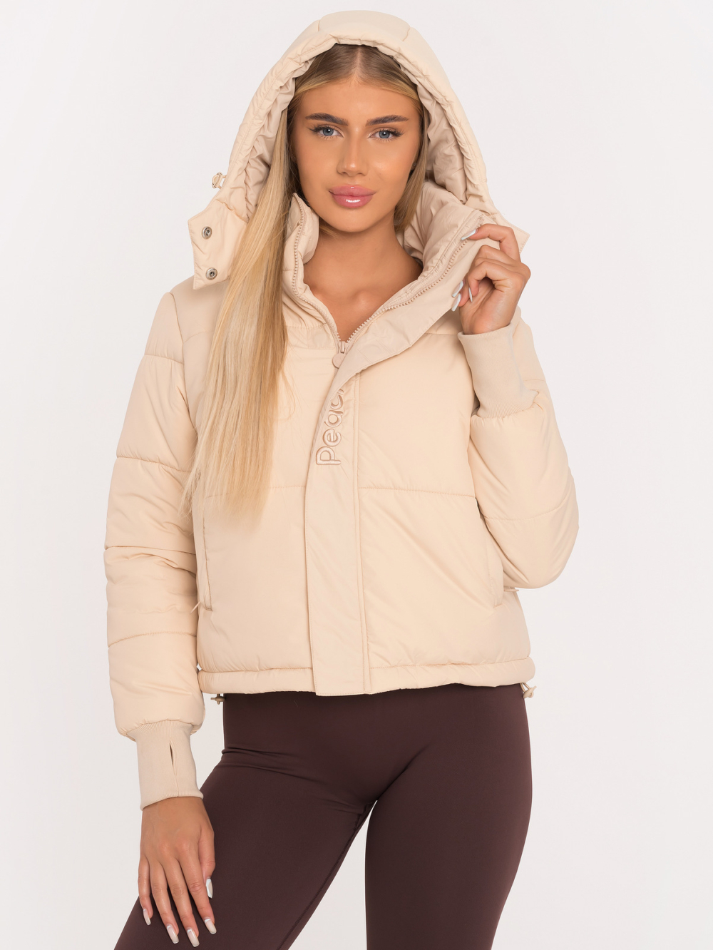 Бежово дамско спортно яке с качулка, която се пристяга за защита от вятър