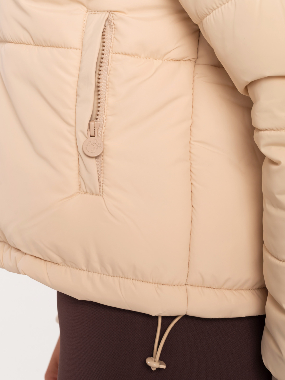 Бежово зимно спортно дамско яке с два странични джоба, които се затварят с цип Peach Pump