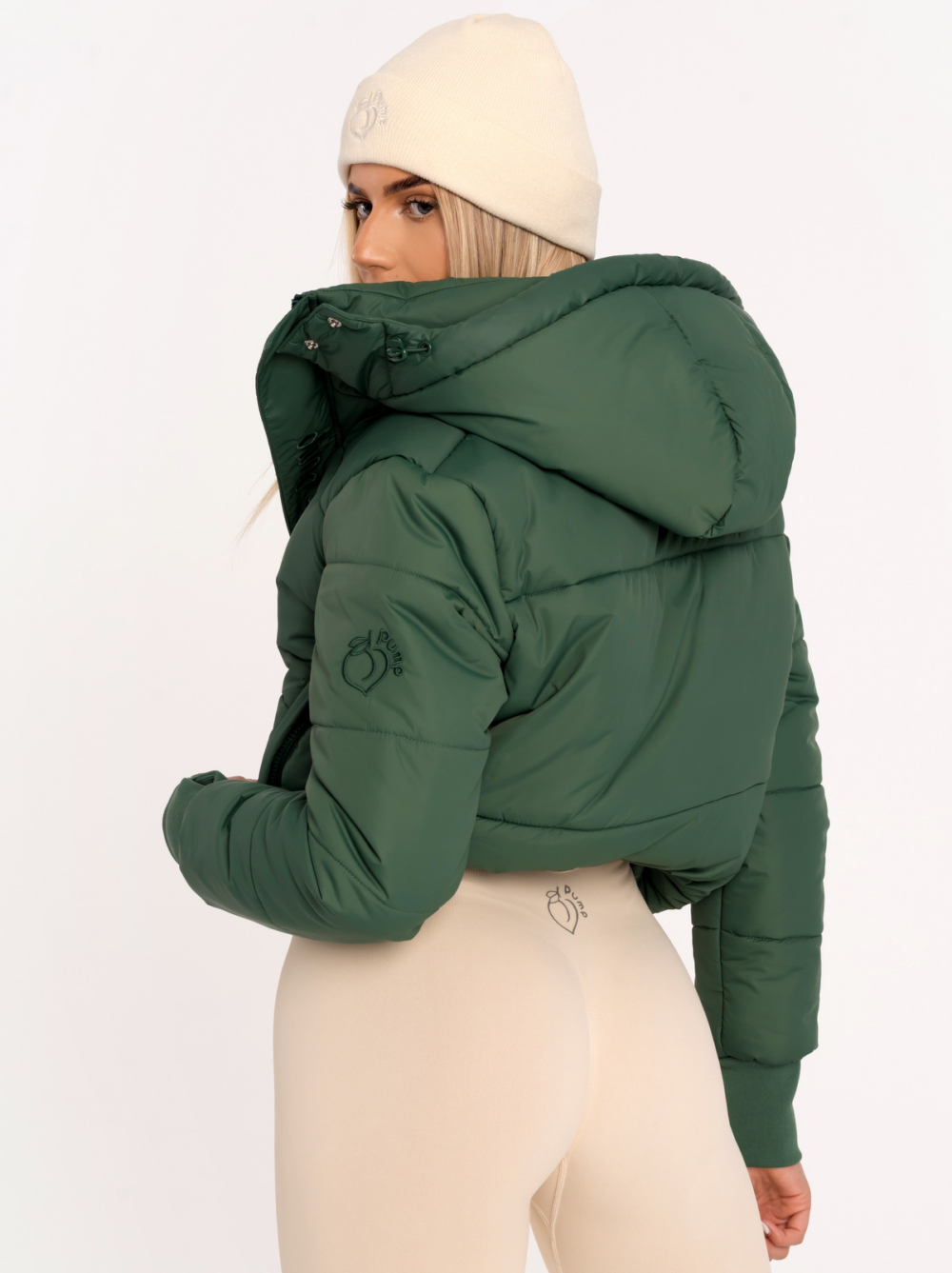 Зелено дамско дебело яке с качулка и бродерия Peach Pump на рамото