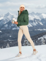 Зелено дамско дебело яке с качулка и бродерия Peach Pump в предната част и на рамото