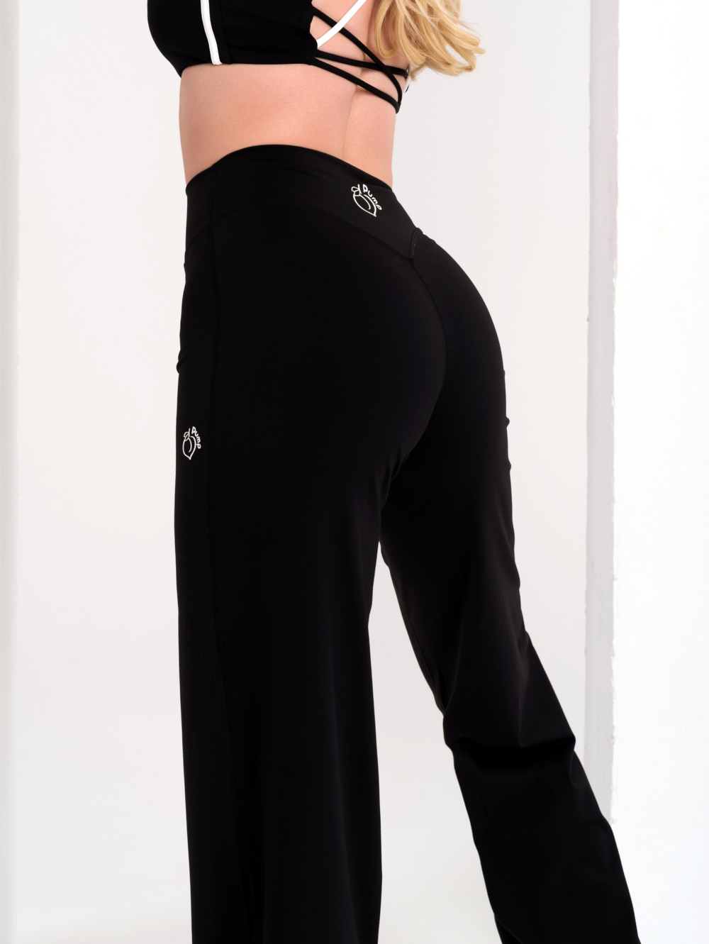 Efektné dámske legíny s rovným širokým strihom na fitnes, jogu alebo prechádzku