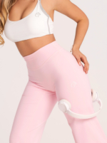 Dámske športové legíny s rovným strihom , vyrobené z mäkkej a elastickej tkaniny